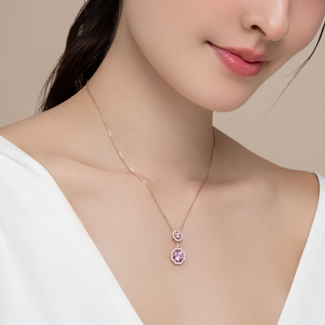 Decorum: สร้อยคอพร้อมจี้เงินชุบโรสโกลด์ประดับ CZ สีชมพูทรง Round Cut ล้อมเพชร CZ