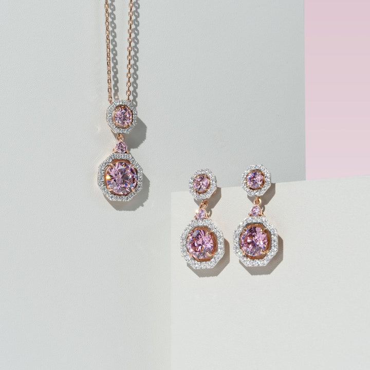 Decorum: สร้อยคอพร้อมจี้เงินชุบโรสโกลด์ประดับ CZ สีชมพูทรง Round Cut ล้อมเพชร CZ