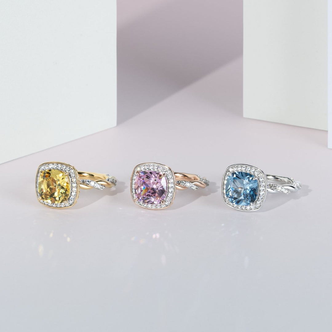 Decorum: แหวนเงินชุบโรเดียมประดับ Synthetic Aquamarine Spinel ทรง Cushion และเพชร CZ