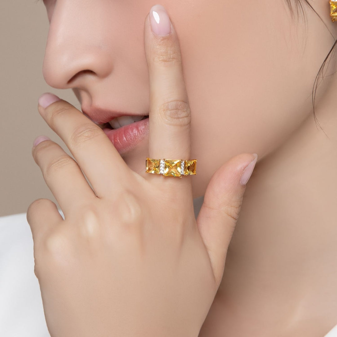Decorum: แหวนเงินชุบทองประดับ Citrine Nanocrystal ทรง Princess Cut 3 เม็ด