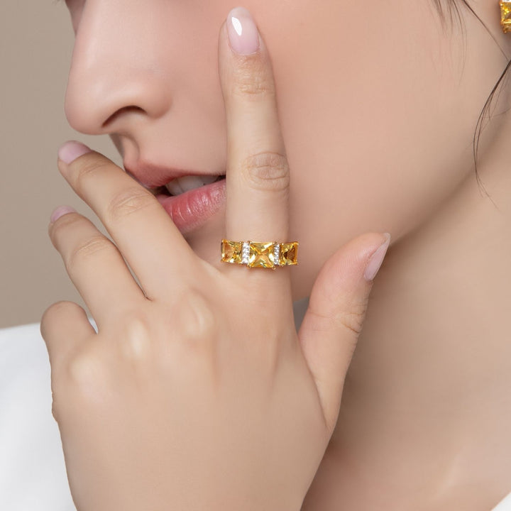Decorum: แหวนเงินชุบทองประดับ Citrine Nanocrystal ทรง Princess Cut 3 เม็ด