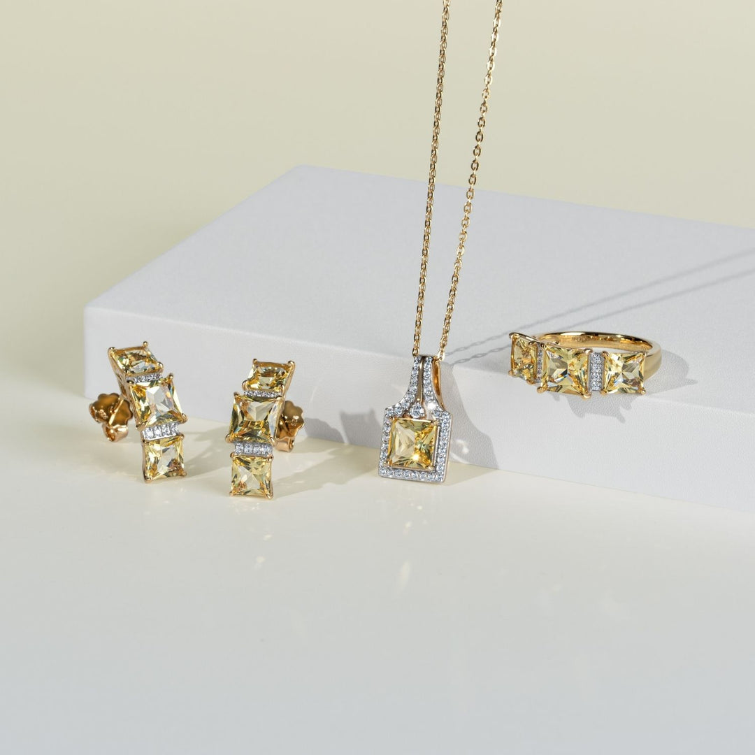 Decorum: แหวนเงินชุบทองประดับ Citrine Nanocrystal ทรง Princess Cut 3 เม็ด