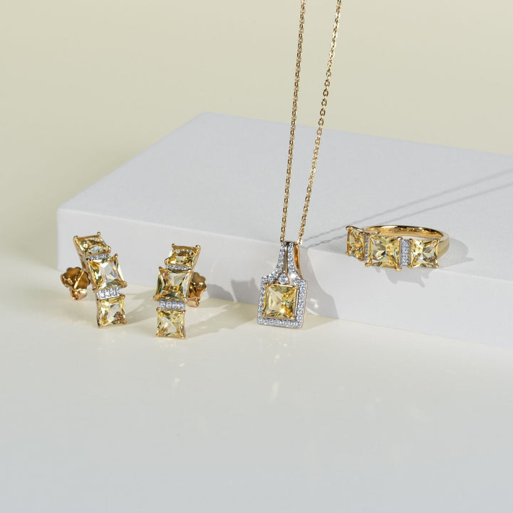Decorum: แหวนเงินชุบทองประดับ Citrine Nanocrystal ทรง Princess Cut 3 เม็ด